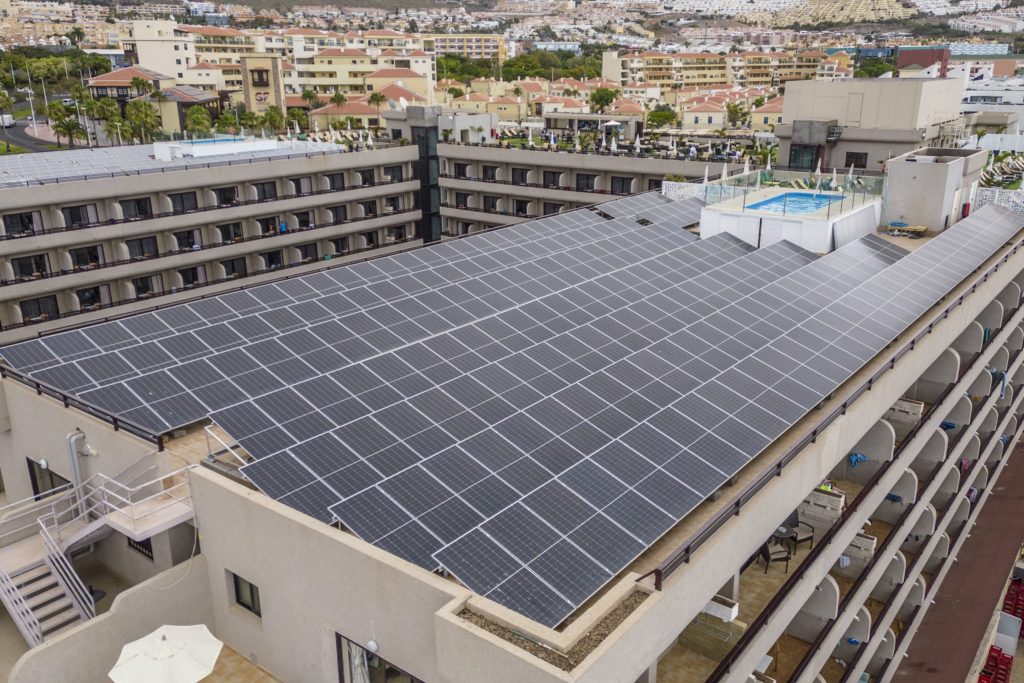 UNEF y Familia Torres reconocen a GF Fañabé por su apuesta por la energía renovable 1 GF Fañabé, premiado como referente hotelero por la Unión Española Fotovoltaica y la Familia Torres
